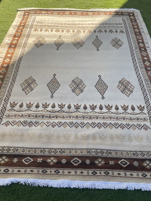 Παραδοσιακό χαλί μηχανής 2,35x3,40μ, εκρού με καφέ και κεραμιδί γεωμετρικά μοτίβα