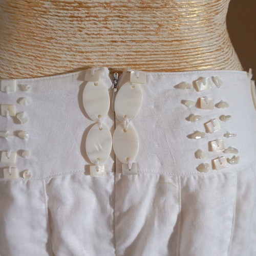 Artisti Italiani linen skirt size 40 like new with mother pearl details