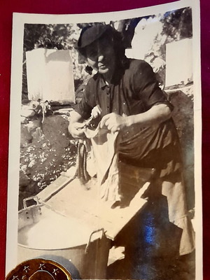 Vintage ασπρόμαυρη φωτογραφία ηλικιωμένης γυναίκας που πλένει ρούχα στην εξοχή, σαν καινούργιο