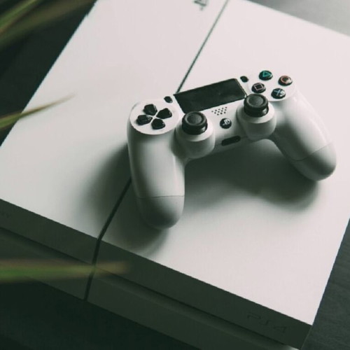 PlayStation 4 White Edition console like new with games 500GB
