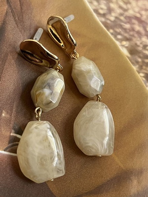 Earrings new with beige marble effect and gold details, 7 cm