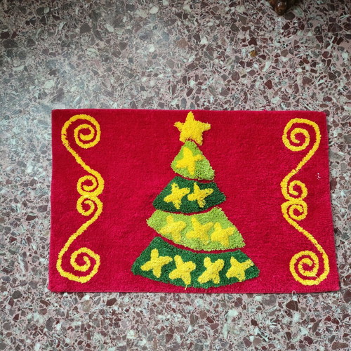 Christmas rug small like new 80x50