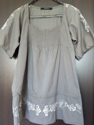 Caroll women's shirt like new, gray with white embroidery, size XL