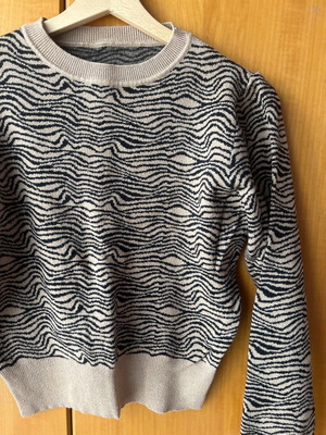Knitted sweater like new, brown and black, one size
