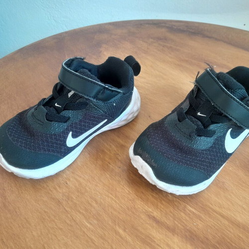 Nike kids shoes No.22 black like new