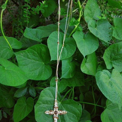 Κολιε *CROSS* με τεχνη μακραμε χειροποιητο.