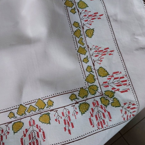 Vintage handmade embroidered tablecloth like new 130x130 cm