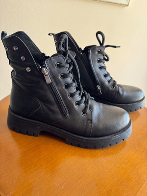 Gianna Kazakou black leather ankle boots like new, size 40