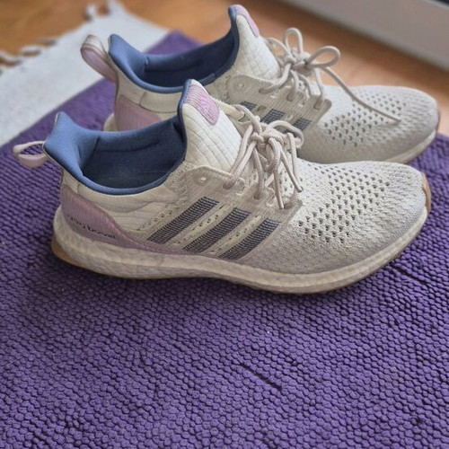Adidas UltraBoost γυναικεία παπούτσια μεταχειρισμένα, νούμερο 40, μπεζ με λιλά και μπλε