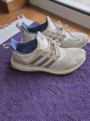 Adidas UltraBoost γυναικεία παπούτσια μεταχειρισμένα, νούμερο 40, μπεζ με λιλά και μπλε