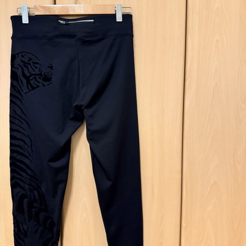 Oysho leggings like new with velvet details and back zipper pocket
