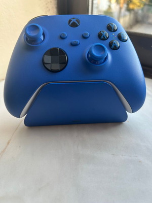 Xbox Series Controller Shock Blue with Razer Quick Charging Stand like new