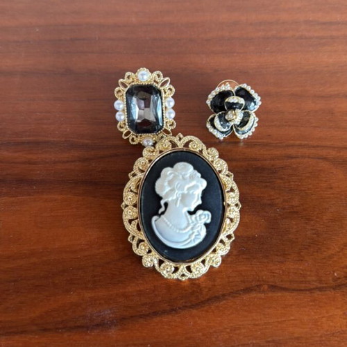 Decorative pins for coats and cardigans like new, pack of 3