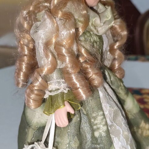 Porcelain dolls set of 3 like new, collectible