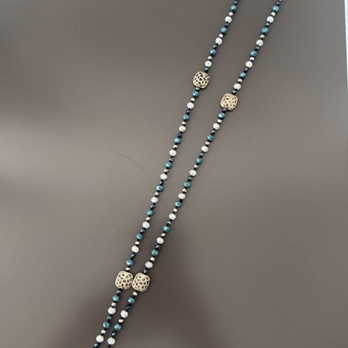 Women's necklace used in shades of blue