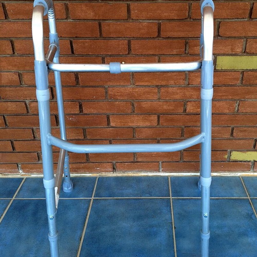 Folding walker like new, adjustable height 80-90 cm