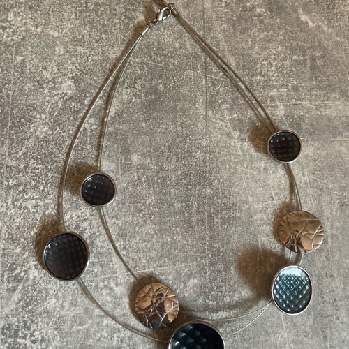 Metal necklace used with round designs silver color