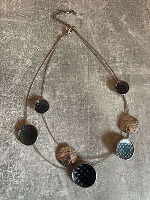 Metal necklace used with round designs silver color