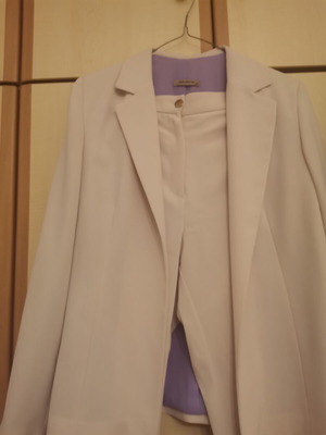 Ecru women's suit set like new, jacket size 40, pants size 42