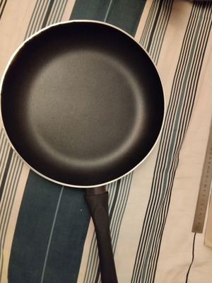Aluminum frying pan 28 cm like new with rim defect