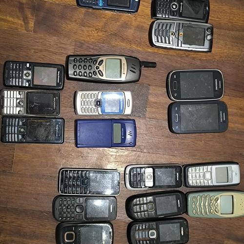 Old Nokia Sony Ericsson Samsung Phones used, pack of 15+
