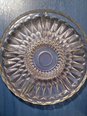 Glass serving platter with 6 sections like new, 27 cm diameter