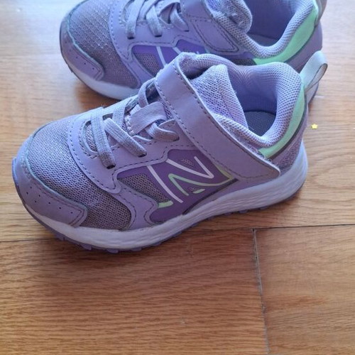 New Balance athletic shoes like new, size 23.5, purple