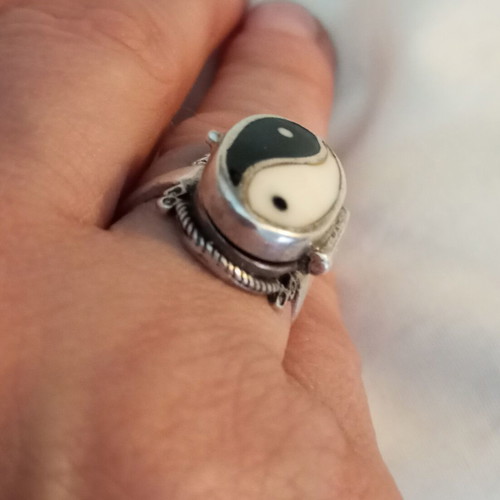 Silver 925 ring used with secret compartment and enamel