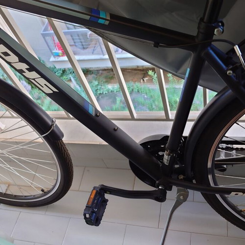 City bike almost like new, 27 inch wheels, front suspension, 15 speeds