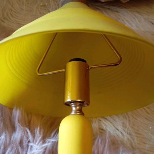 Bronze table lamp like new, yellow, 42 inches tall