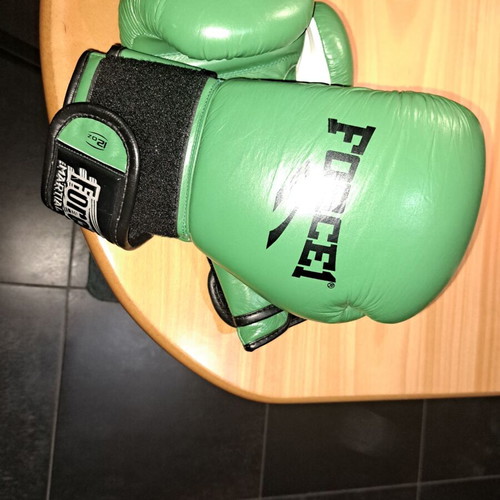 Force1 12Oz boxing gloves like new, leatherette