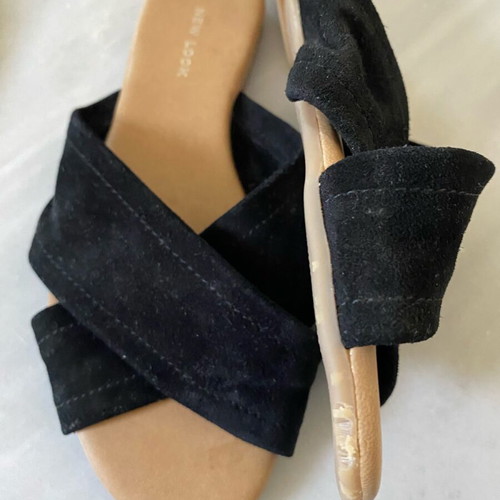 Slippers with wide black straps New Look size 37