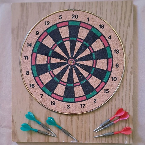 Small dartboard with six darts 20x17cm used