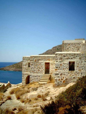 Πέτρινη Μονοκατοικία στη Σίκινο Κυκλάδων με Θέα στη Θάλασσα