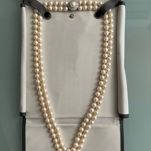 Women's pearl necklace with South Sea pearls and diamond clasp like new