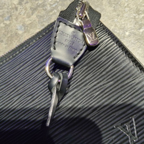 Louis Vuitton Pochette Epi shoulder bag like new, black leather