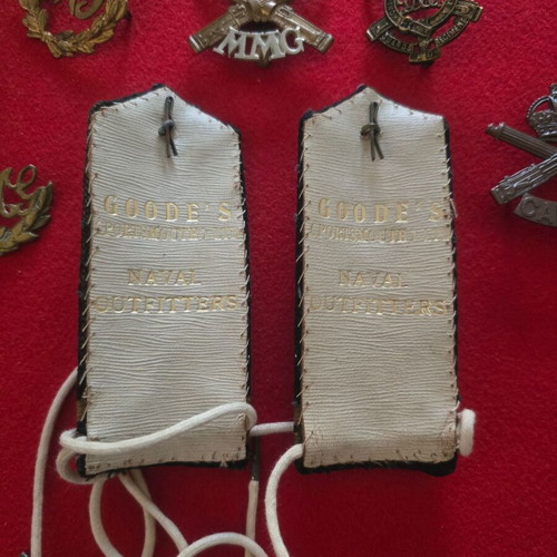 Epaulets and Pins Royal Navy Officer 1940-41 like new, set