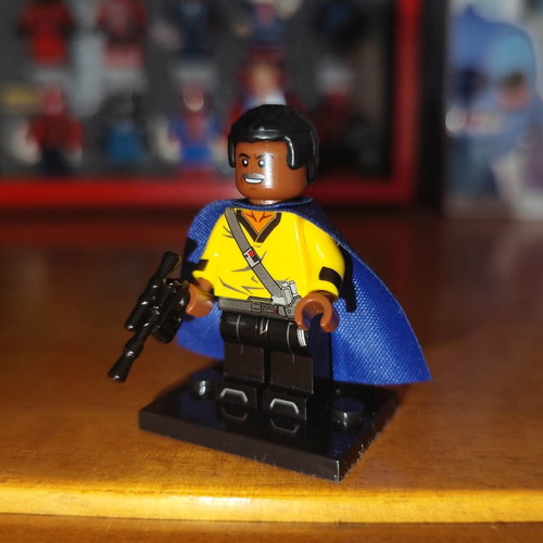 Lando Calrissian figure like new with base, blaster, blue cape