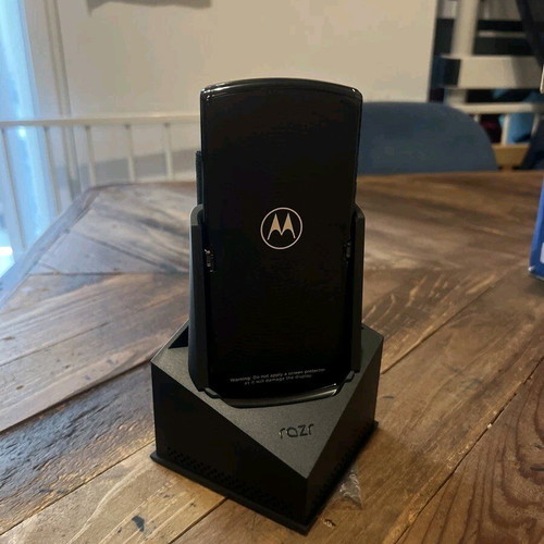Motorola Razr XT2000-2 2019 like new, black, with Spigen case
