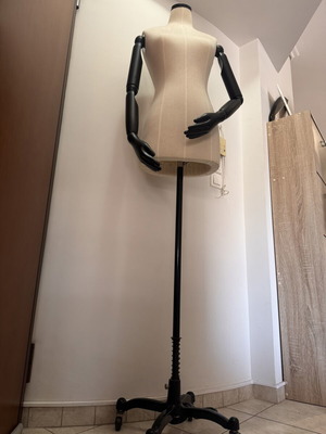 Professional mannequin with articulated arms and wheels, like new