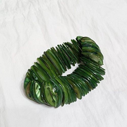 Bracelet with natural shell beads, green, like new