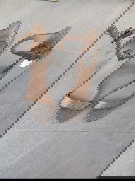 ΠΩΛΟΥΝΤΑΙ ΠΕΔΙΛΑ Ν.38
