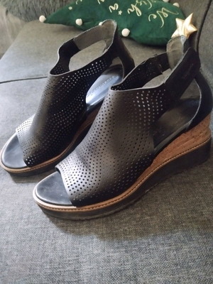 Ανατομικά δερμάτινα γυναικεία πέδιλα peep toe Tamaris σαν καινούργια, μαύρα