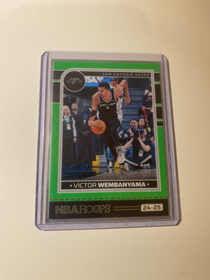NBA Hoops 2024-25 κάρτα μπάσκετ Victor Wembanyama Green parallel