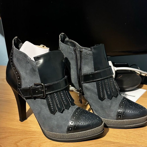 Tamaris high leather ankle boots size 36 like new, black and grey