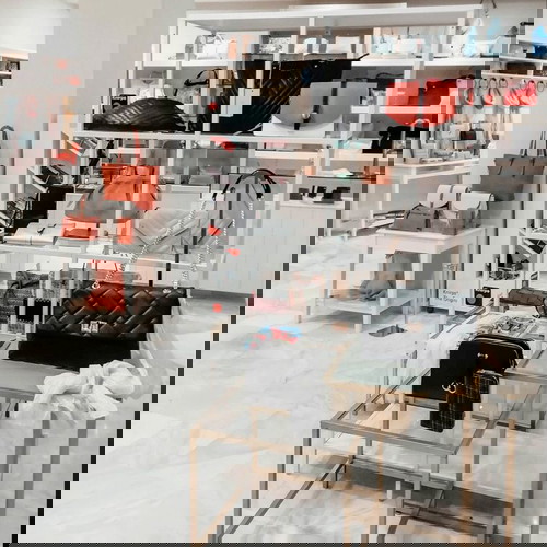 Εξοπλισμός καταστήματος σαν καινούργιος, ράφια, βιτρίνες, ντουλάπες