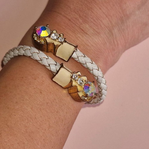 Bracelet made of white leather with gold clasps used