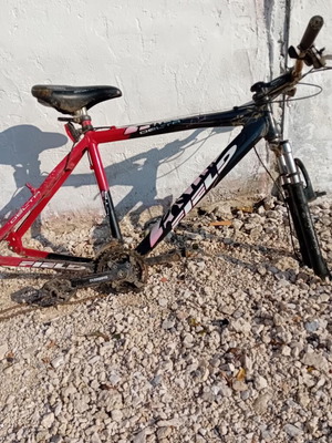 Mountain bike used, 20 inch wheels, disc brakes, front and rear suspension