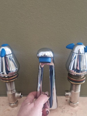 Zizeri sink faucet and valve set new with packaging