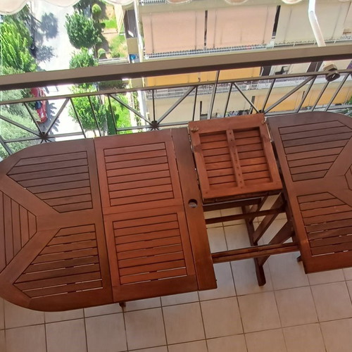 Keuring wooden outdoor set like new, 1 table and 4 folding chairs